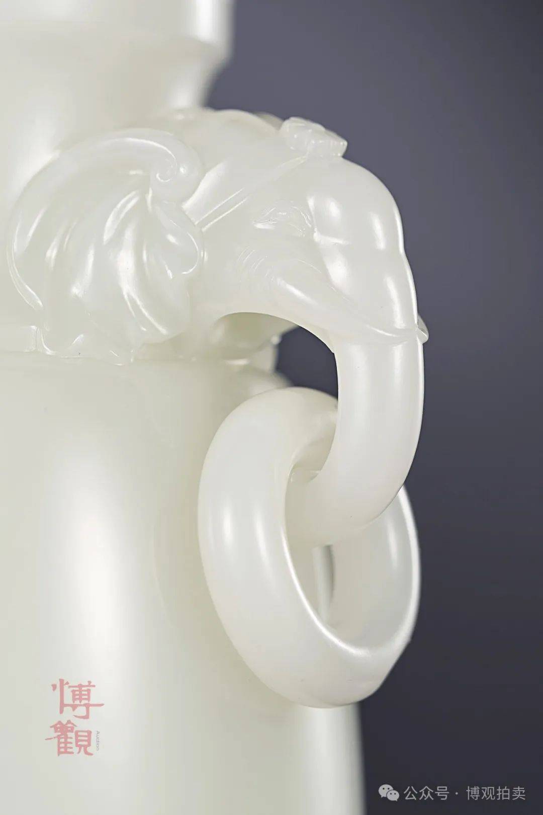 "和田玉籽料瓶中国玉石雕刻大师杨光创作的玉雕器皿是典型的扬州风格