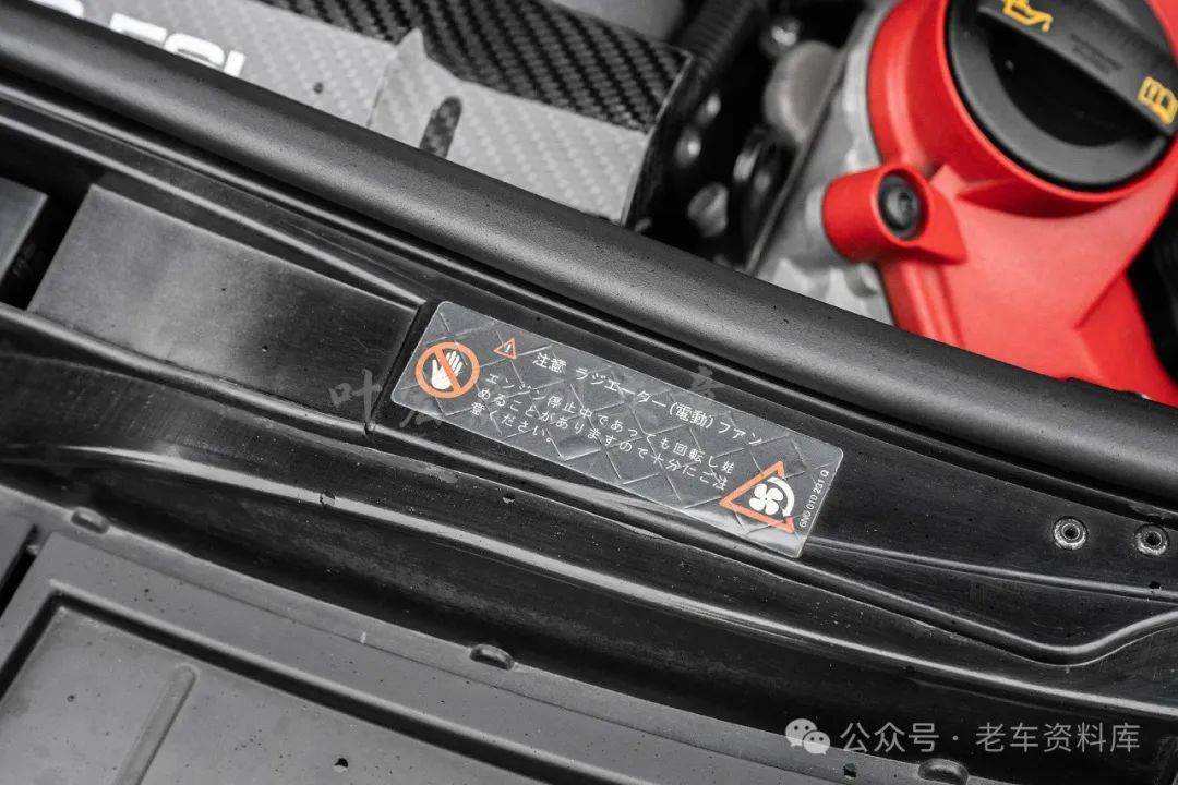 轴距2651毫米,整备质量为1710千克,轮胎规格255/40 r18