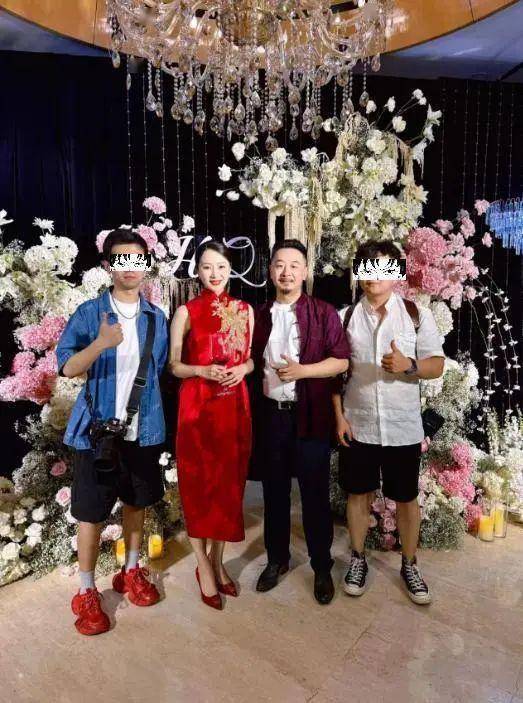 47岁黄海波近况曝光,豪华酒店庆结婚十周年,老婆是《狂飙》程程