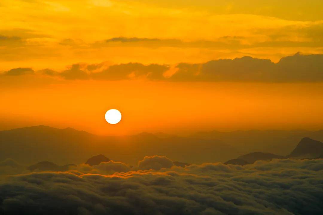 错过了日出日落也是非常不错的选择看云海或许你还可以看看云海蓝天