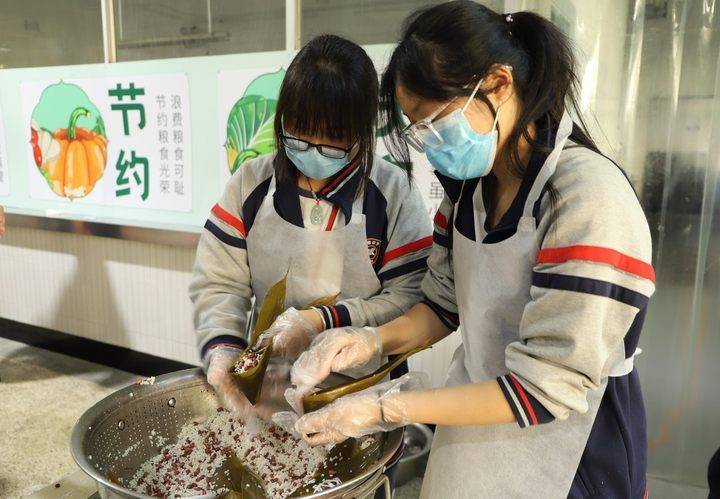 高考前的减压!诸暨学勉中学师生亲手制作暖心"毕业礼"