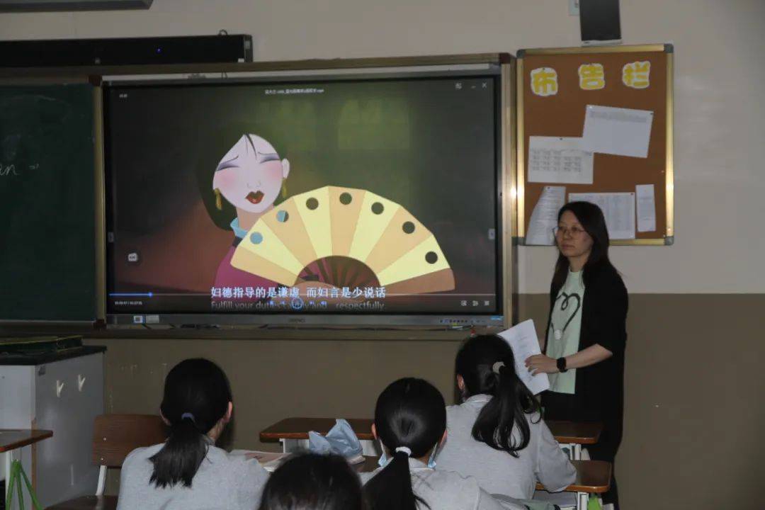 马佳忆当"巾帼英雄"遇上"迪士尼公主"5高一(7)班 吴雪妍在这个