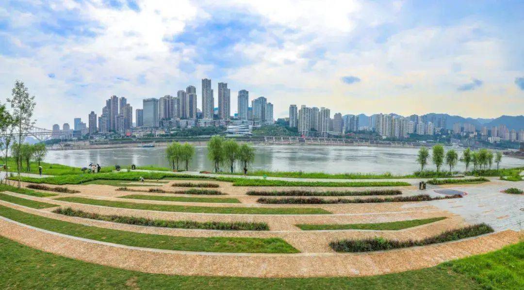 图源:重庆日报如今的江北嘴江滩公园生态绿色岸线治理成效显著水净岸