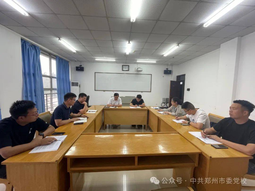 常务副校长李伟革参加第69期中青班支部党员大会