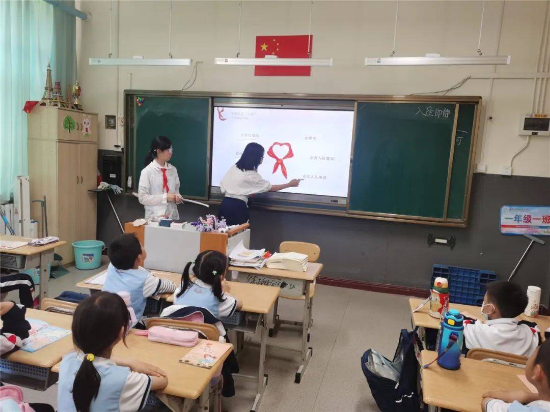 争做新时代好队员——青岛四方实验小学一年级新队员入队仪式