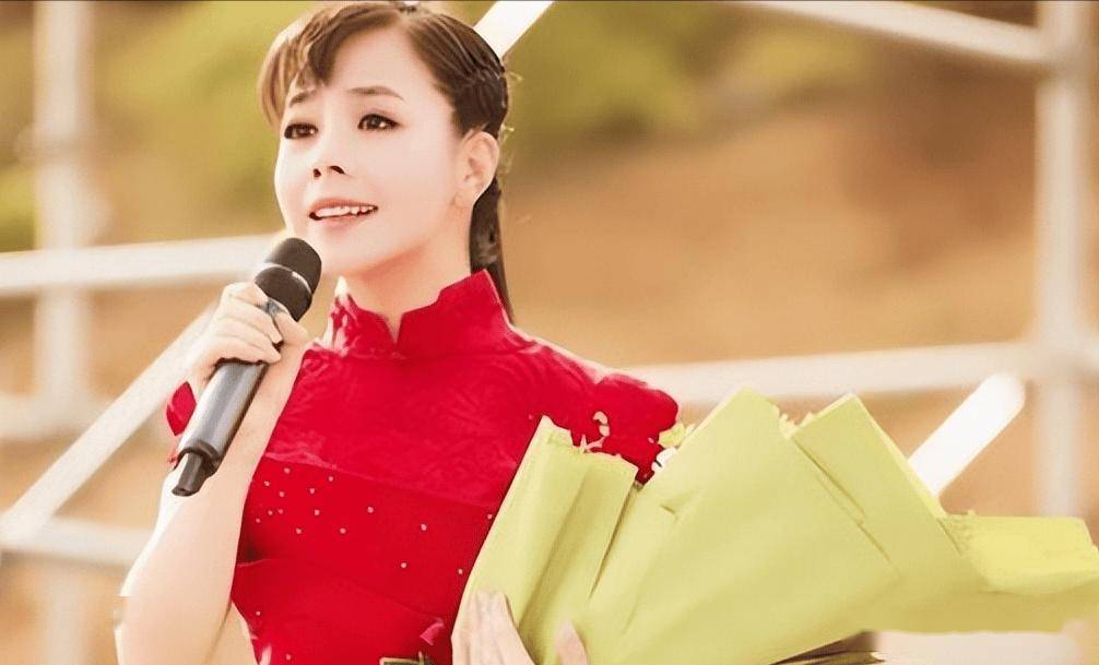 歌手王二妮:23岁成名,放弃百万年薪下嫁农村丈夫,现在过得如何_李飞