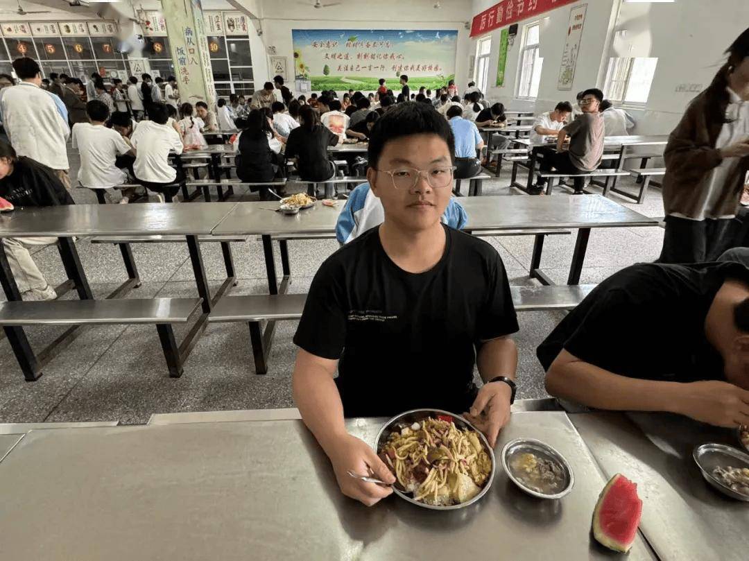 池州市江南中学爱心特餐为高三学子注入"能量"
