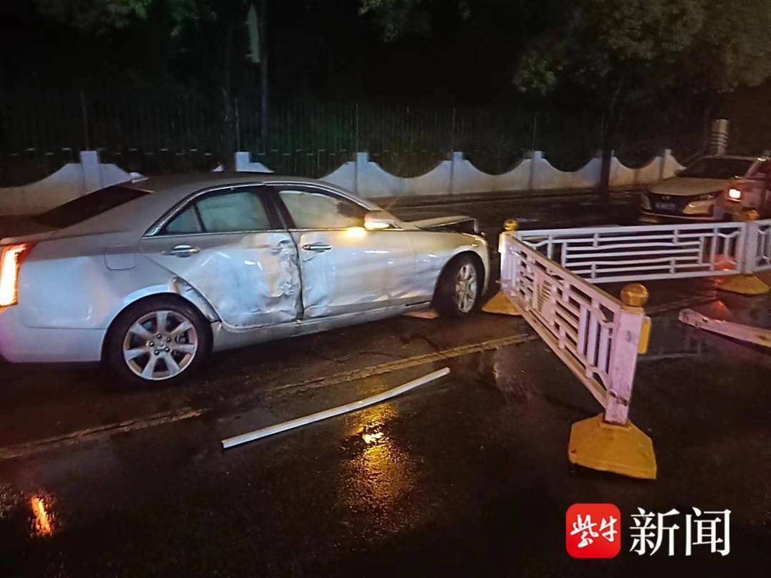 发生事故就"露馅"!小轿车失控撞护栏,司机因涉嫌醉酒驾驶被查处