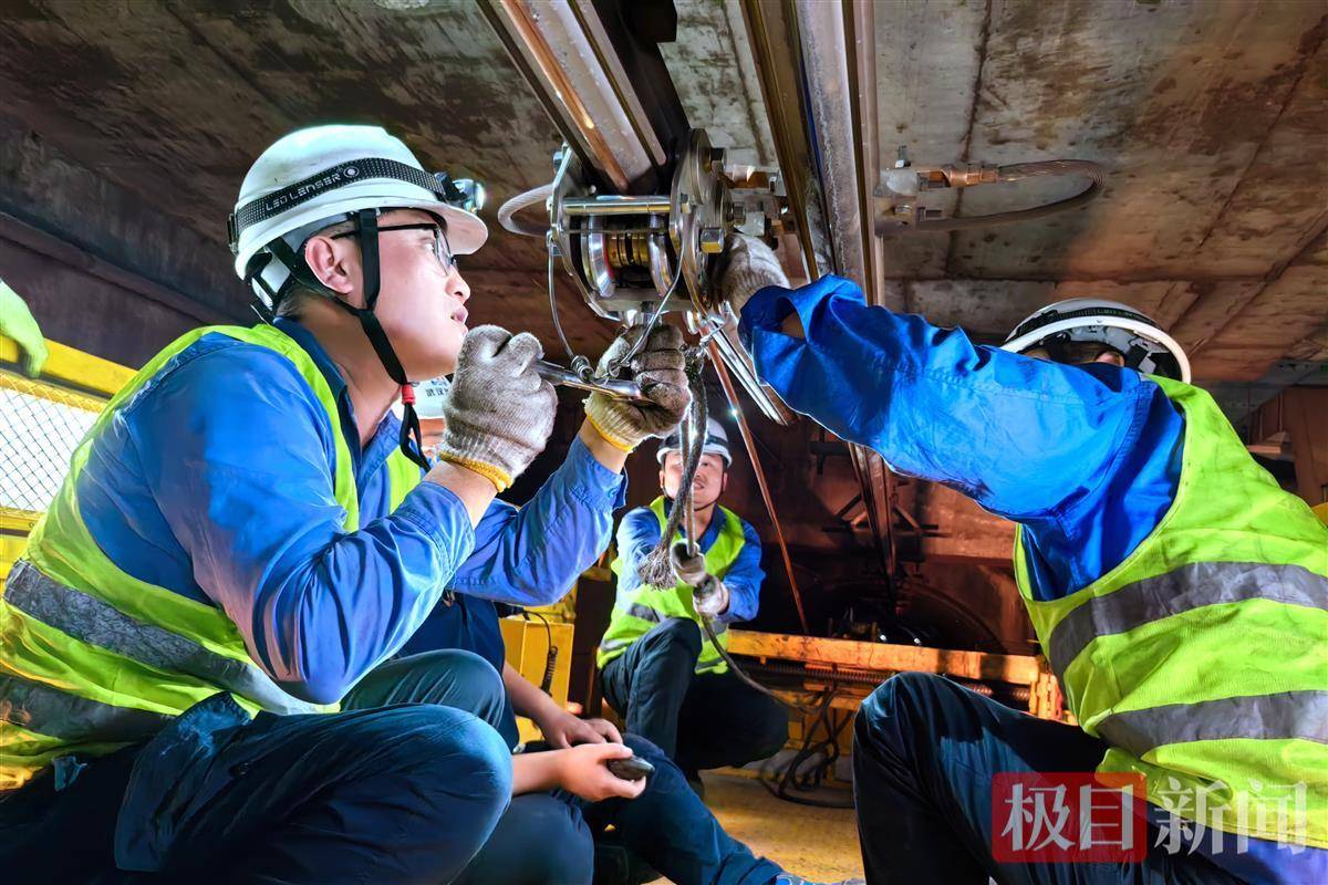 武汉地铁股份公司专人专班检查工地施工安全,并结合现场实际总结了