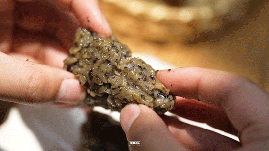 "脸黑又腹黑"的黑芝麻粽,内芯灌满碾碎的黑芝麻颗粒,满口成熟内敛的
