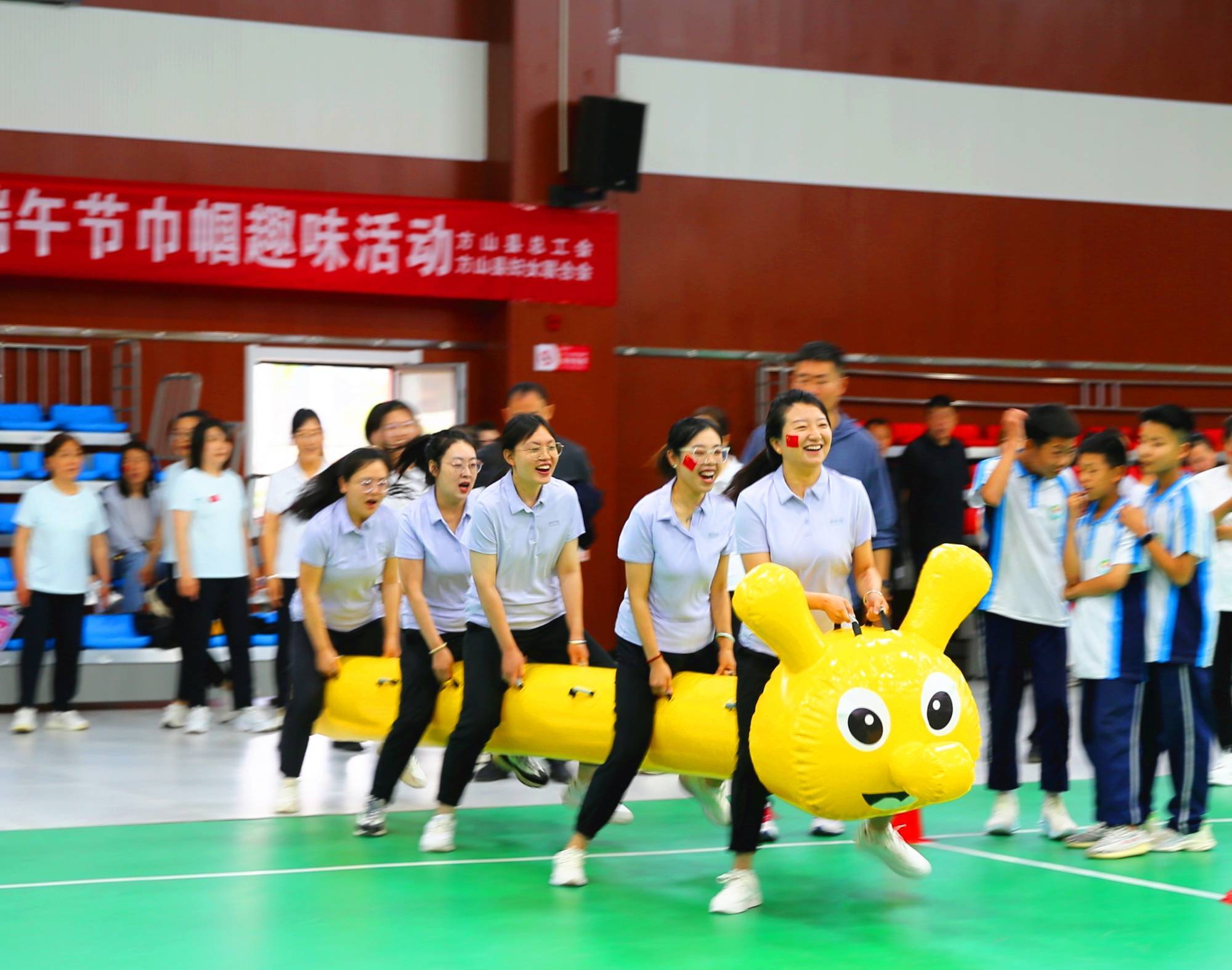 山西方山县举办"凝聚她力量 展示她风采"端午节巾帼趣味运动会