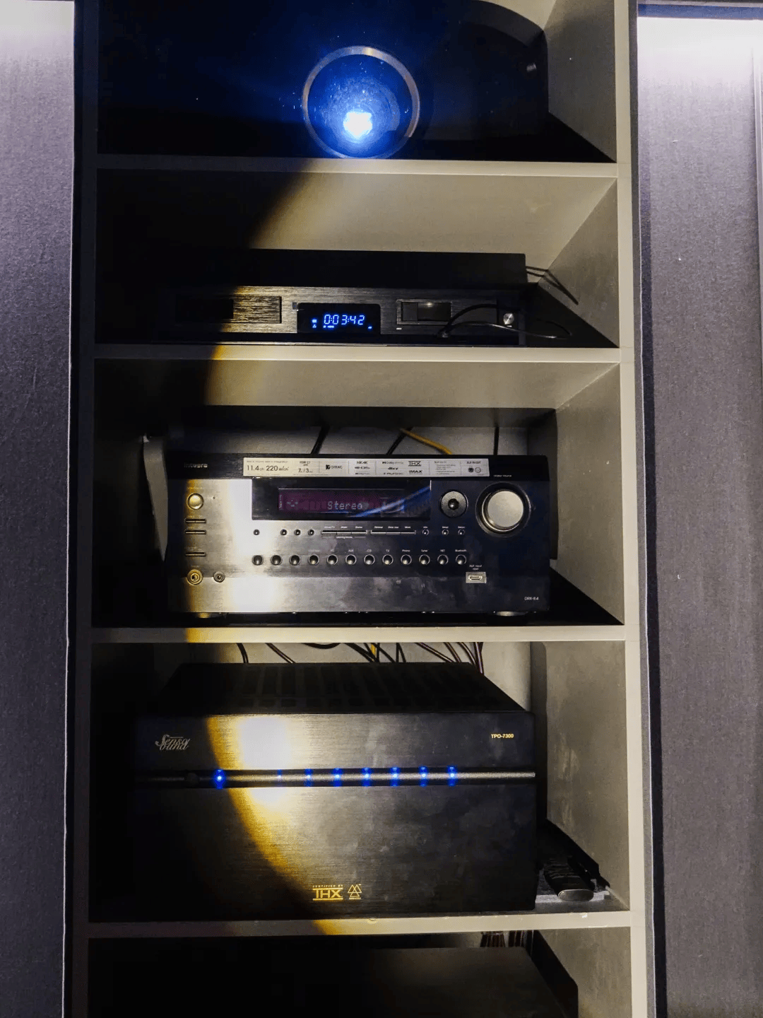 整个影院采用了美国sensasound胜赏tpo7300功放,确保了音响设备能够