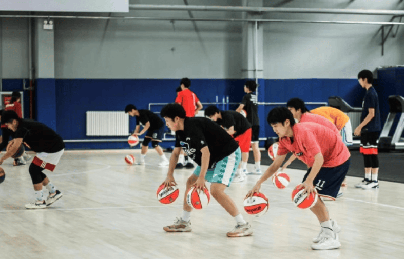西安两名中学生女篮队员入选u15国家青年集训队_体育_锦标赛_篮球训练