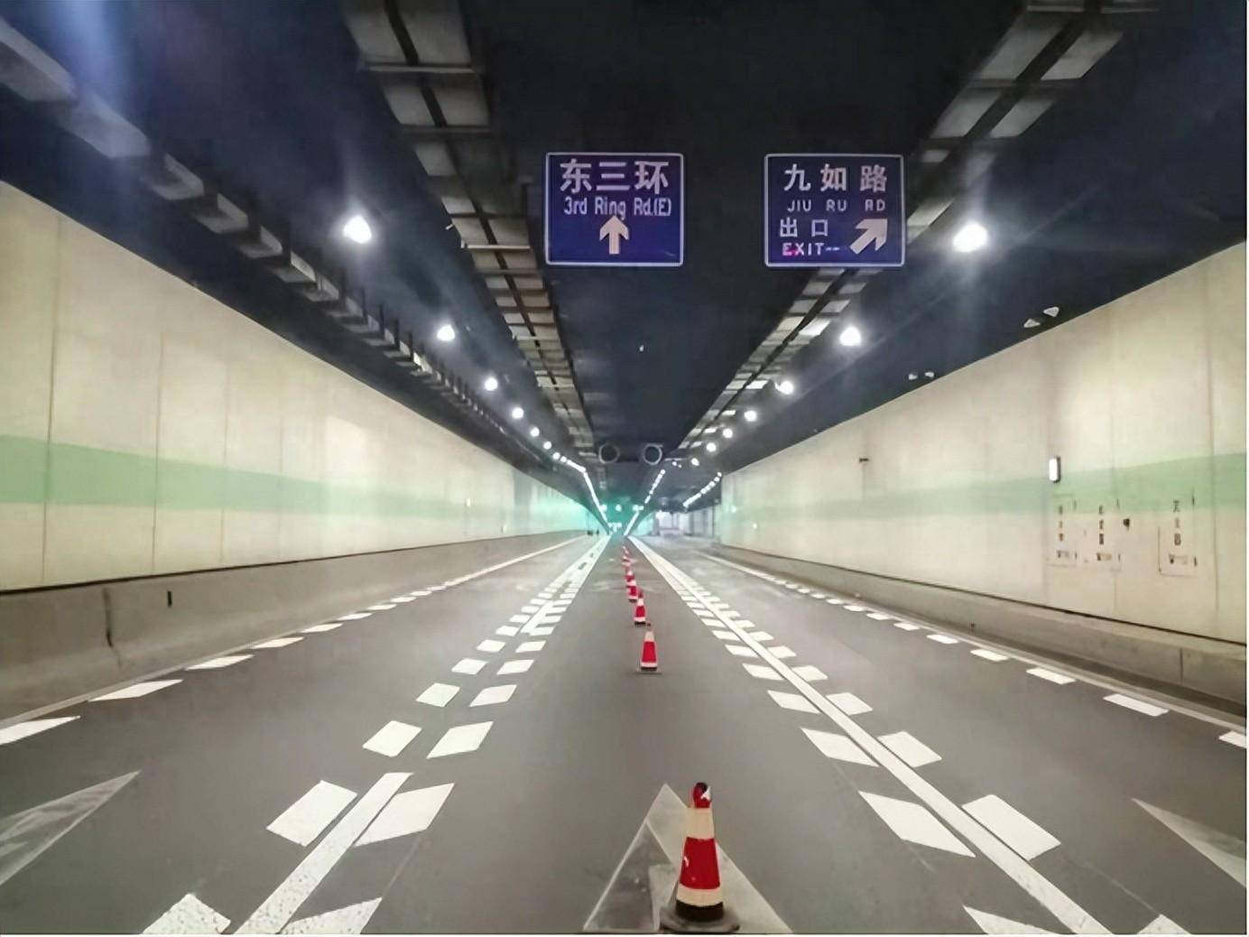 畅通郑州:推进快速路交通设施提升 助力城市动脉安全_反光_隧道_减速