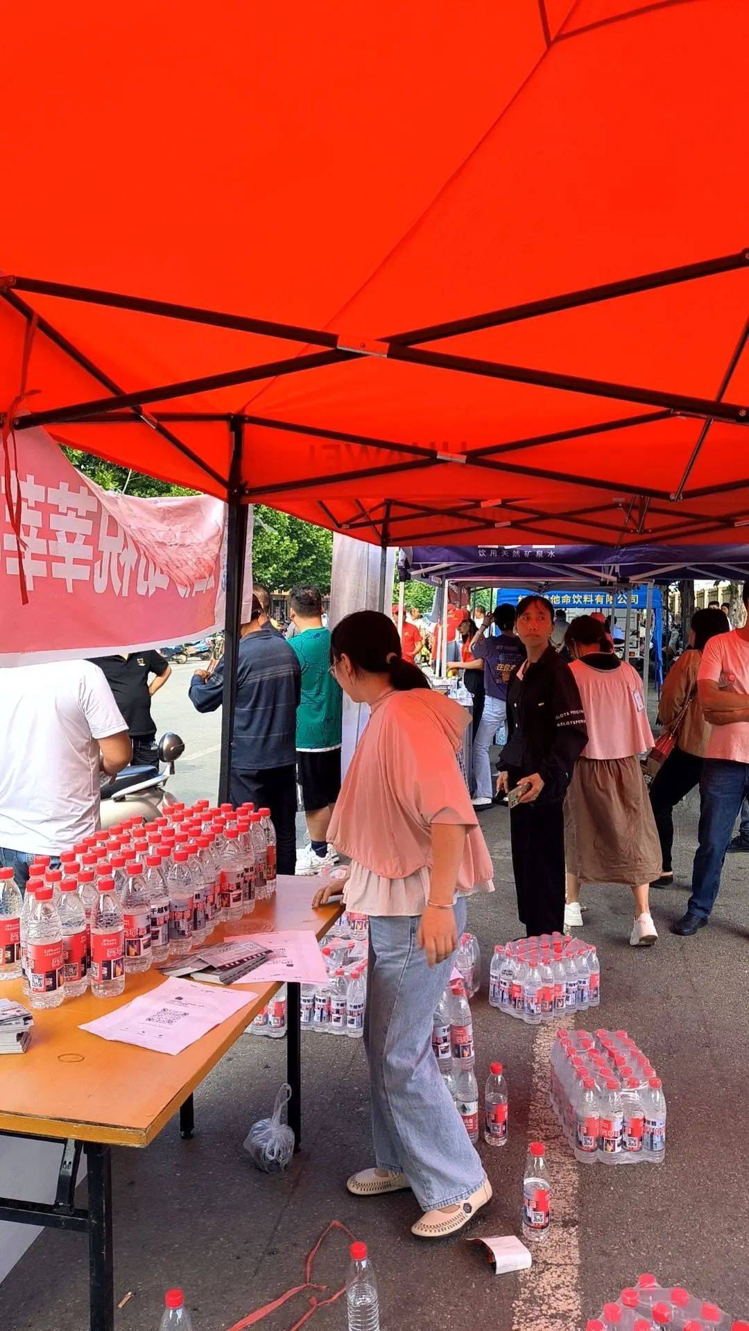 免费为考生送水,为考生加油!