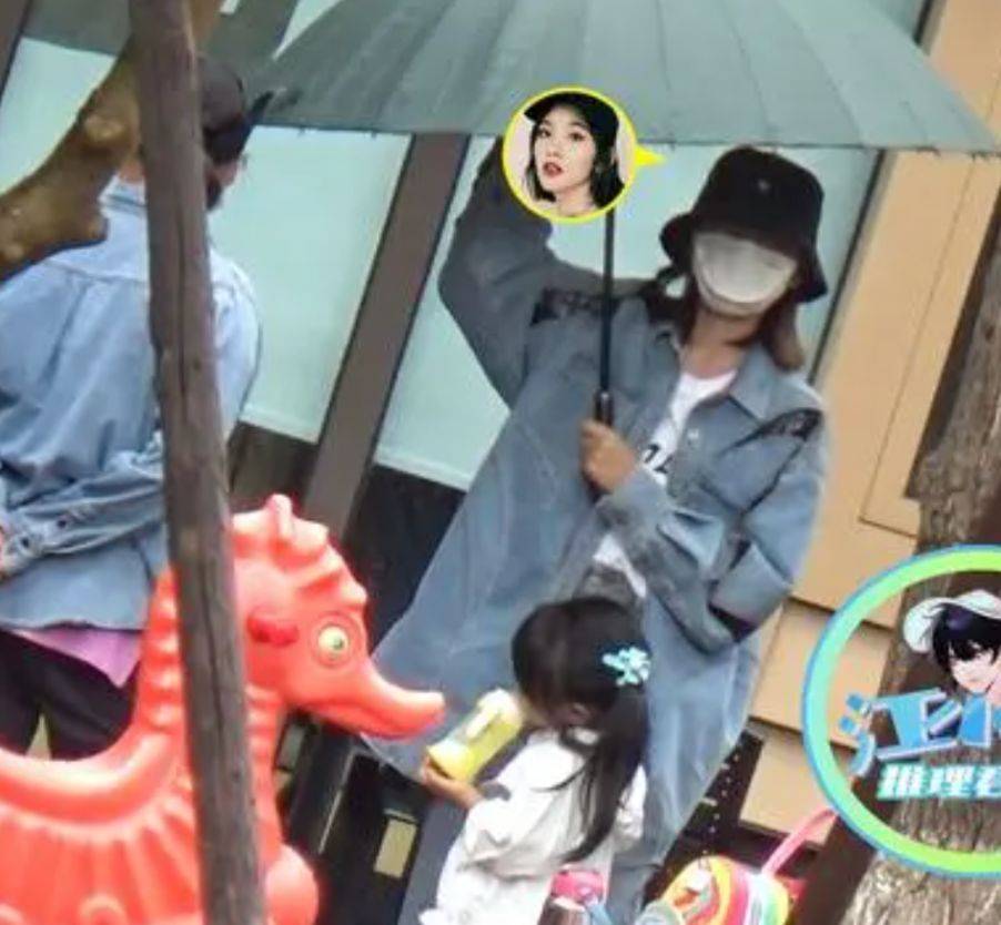 唐艺昕带保姆接女儿放学,4岁女儿到妈妈腰部,走路像翻版张若昀