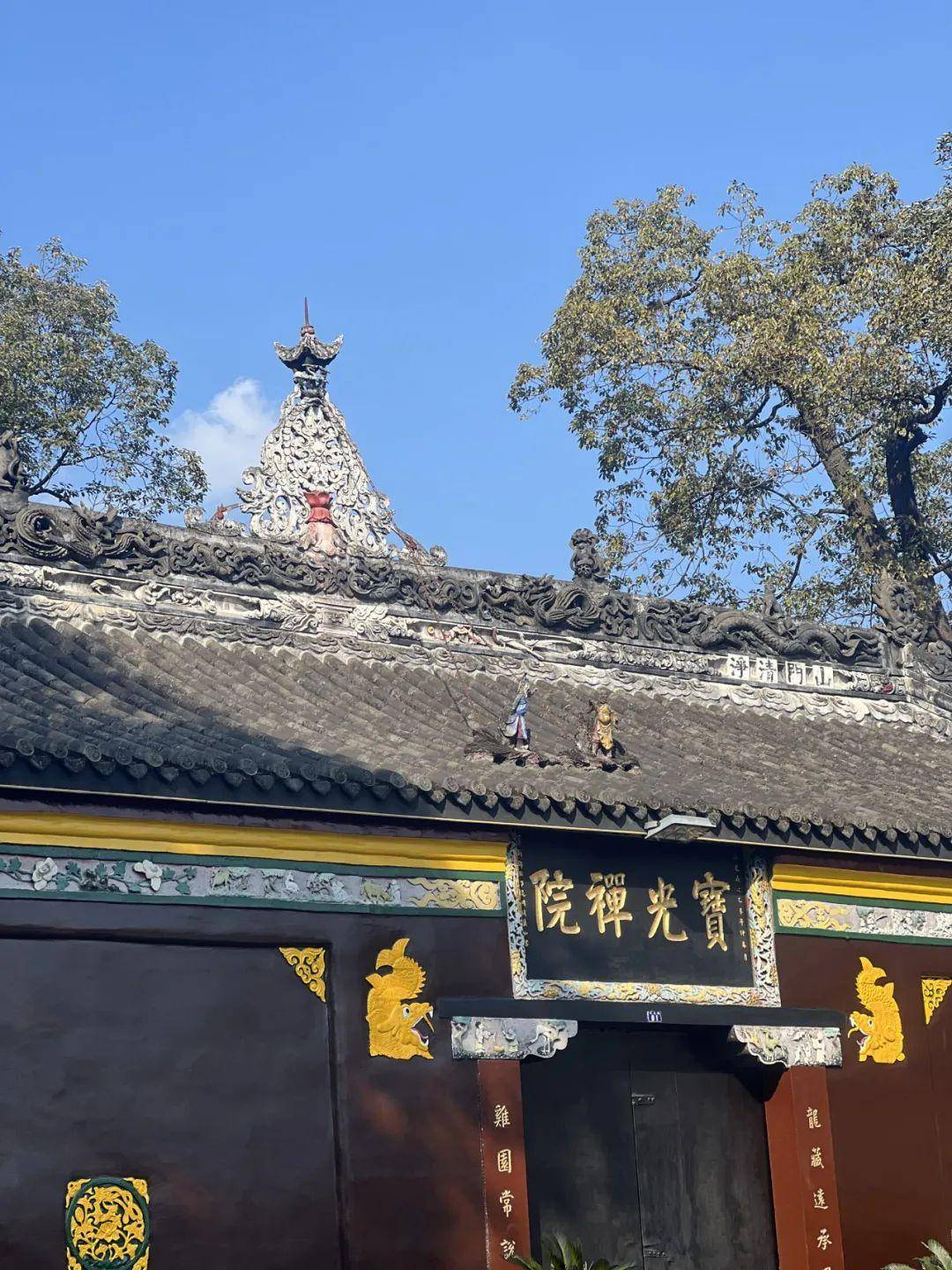 连着不远处的宝光寺也可以一并打卡,其香火极其旺盛~寺内除了有著名的