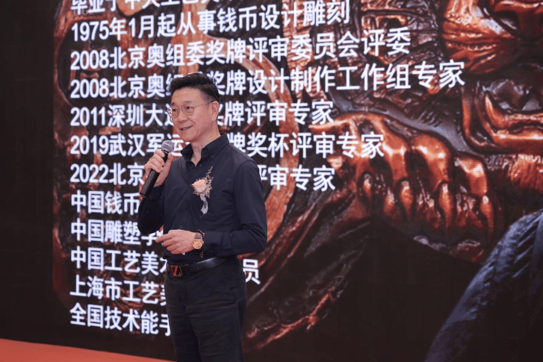 介绍产品发布会上,最激动人心的环节莫过于奥运特许产品的揭幕仪式