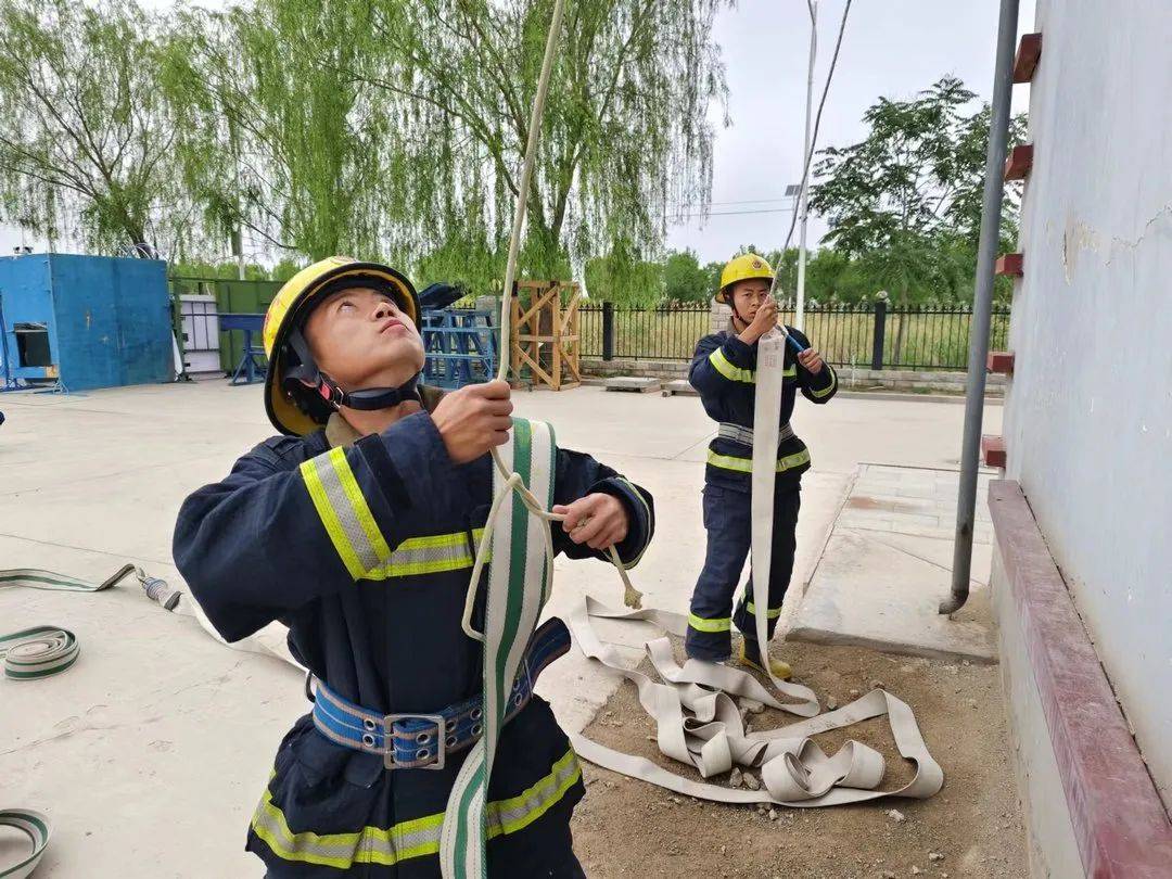 新训动态 || 银川市消防救援支队新训队开展楼层水带吊升及垂直铺设水