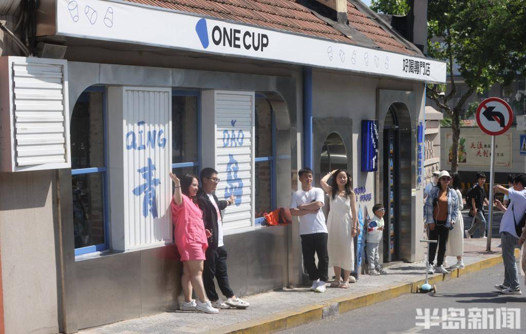 龙江路网红漫画街,游人如织