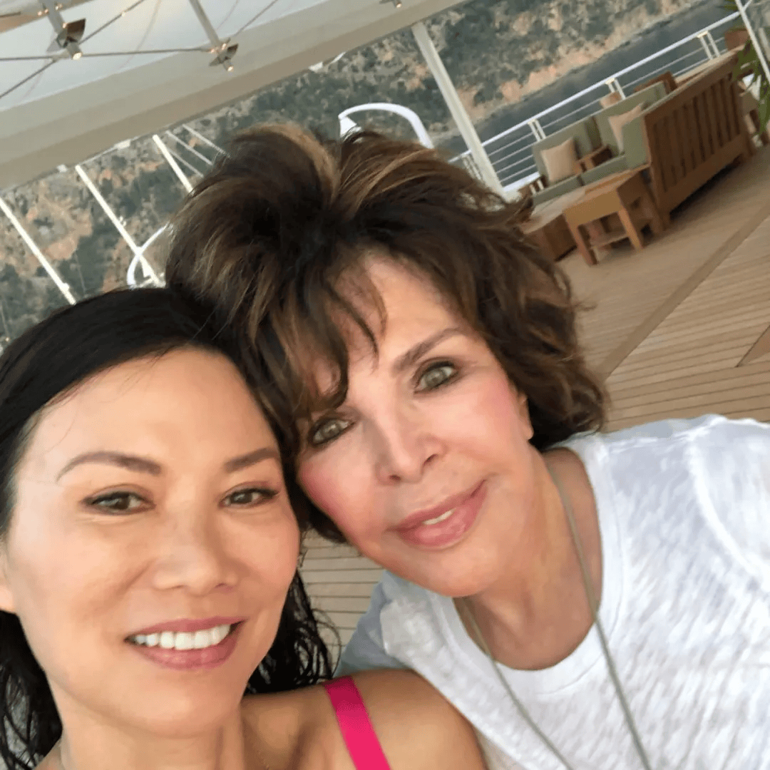 邓文迪带女儿出席前夫婚礼!离婚越活越年轻,"向上社交"全靠情商