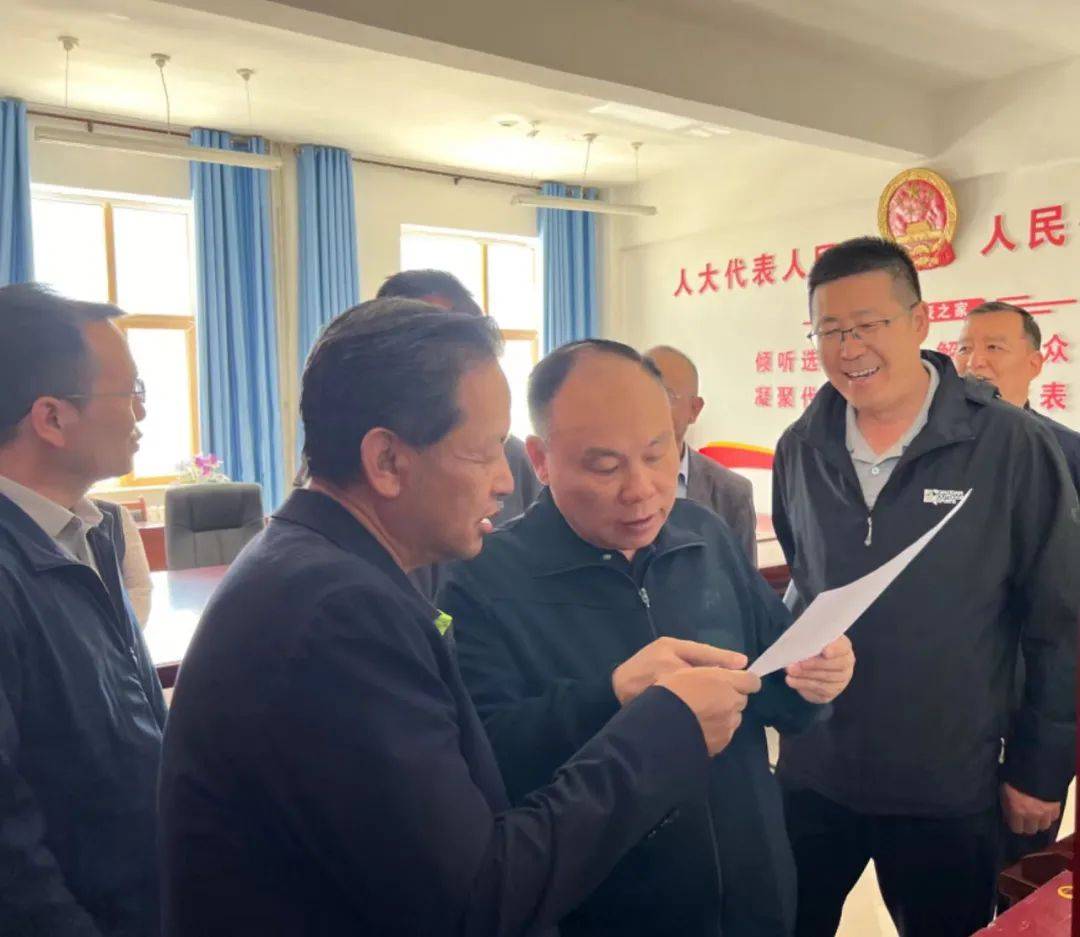 杨逢春赴海西州茫崖市调研代表工作