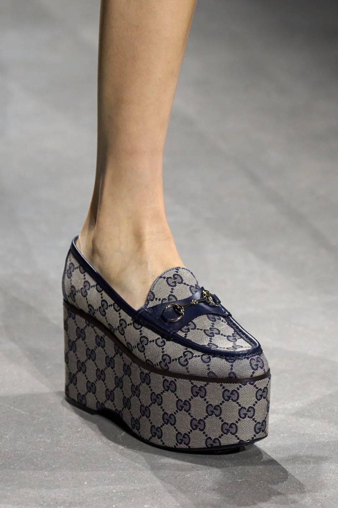 gucci在2024春夏系列中,经典的马衔扣松糕鞋也加上了夸张的厚底,这种