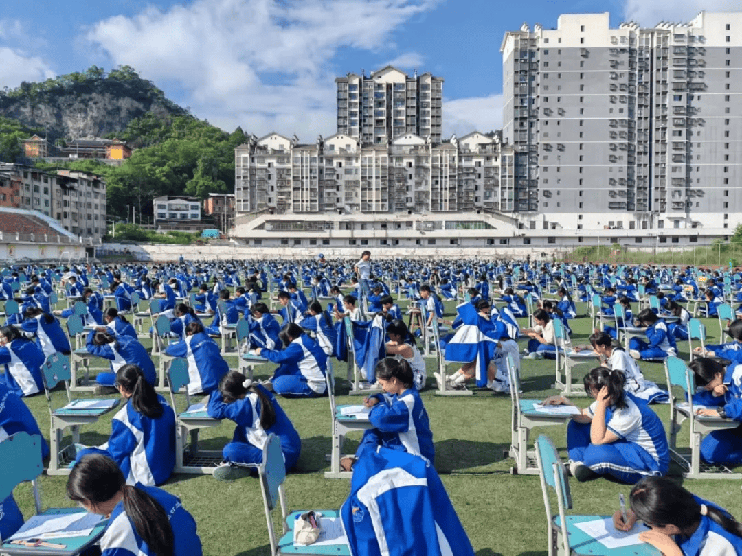 三穗二中:举办千人背默古诗文竞赛