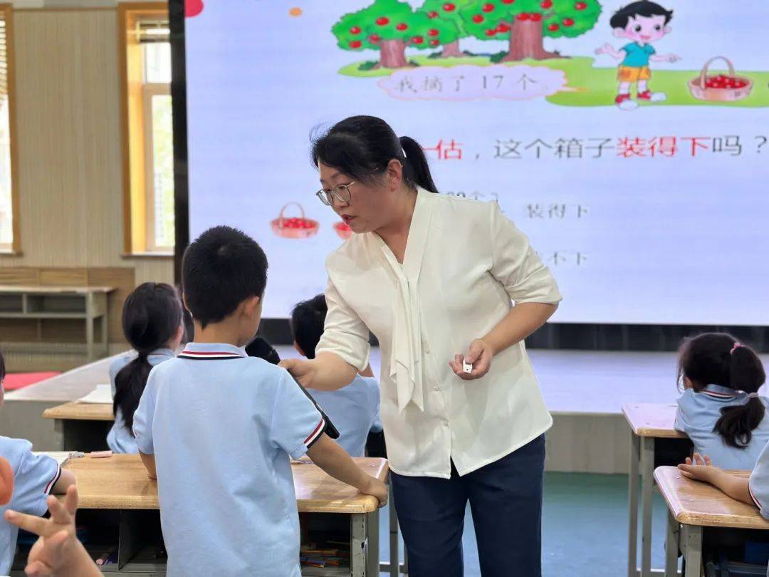 《平均数》"英"材施教 "语"君共赏英语课堂上,老师们通过创设情境,让