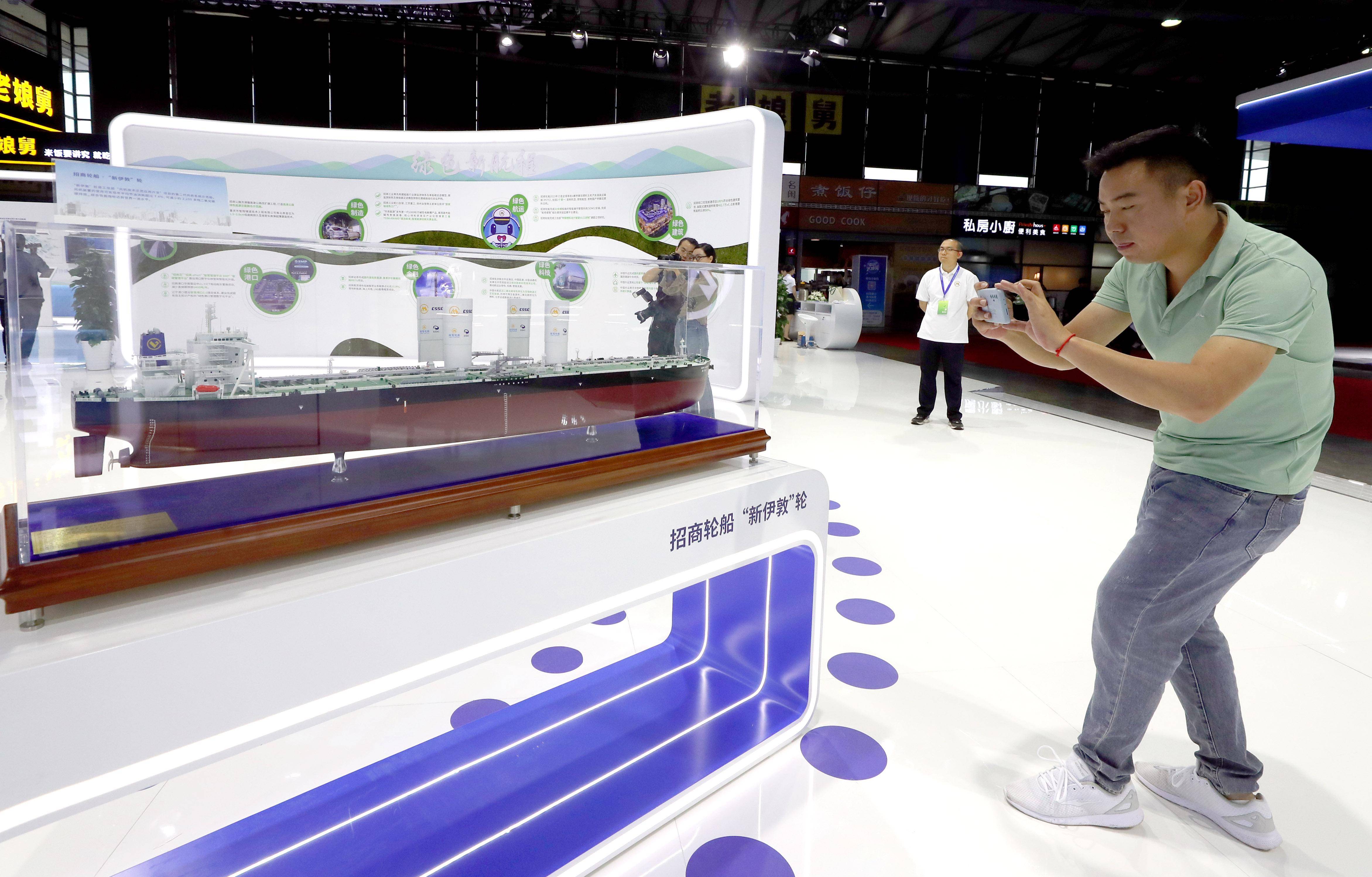 2024上海国际碳博会在沪举行_新华社_方喆_参观者