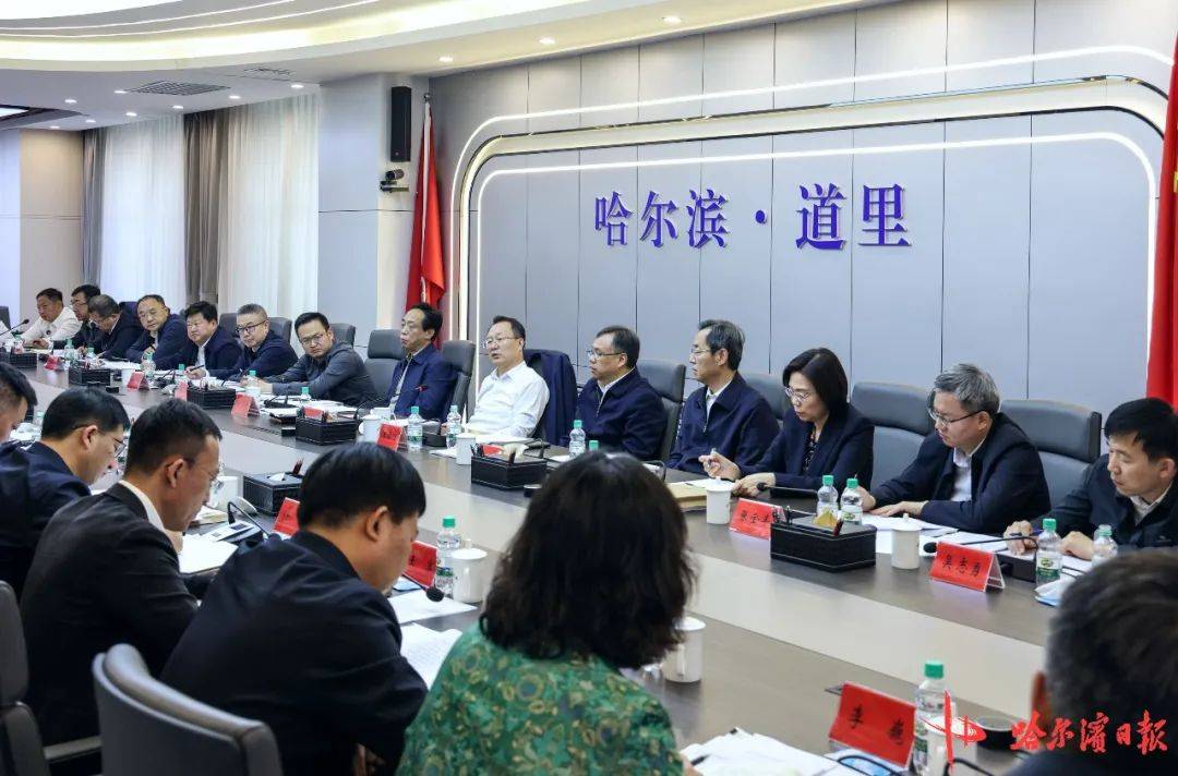 市领导一行先后到机场二通道上桥口,检查出城口环境综合整治进展情况