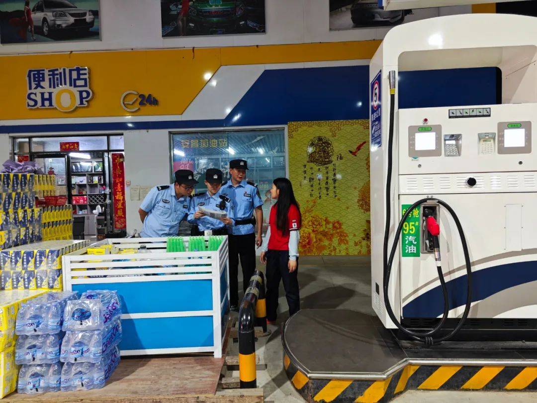 党委委员,副局长钟志强等一行人提前踏勘"强谋划",深入团风县团风中学