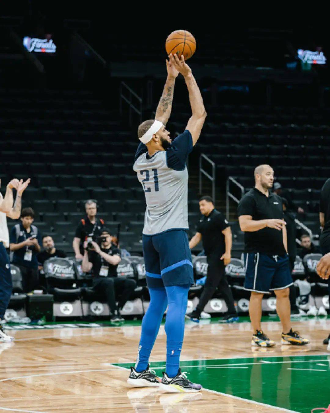 2021年安踏开启了z势力计划,如今卡鲁索,曼恩,加福德的合约都已到期.