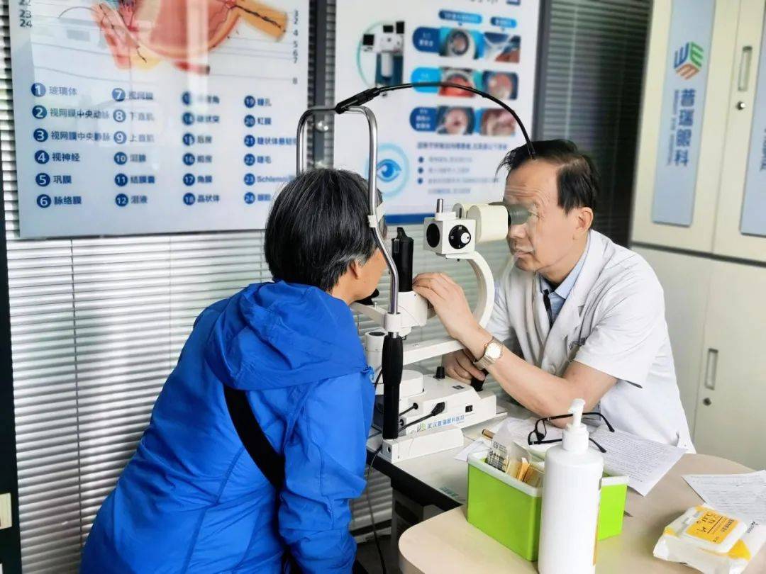 针对检查结果符合老花眼镜验配条件的听障人士,武汉普瑞眼科医院还