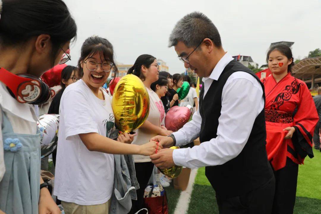 四川高考前的这些画面,让人红了双眼.