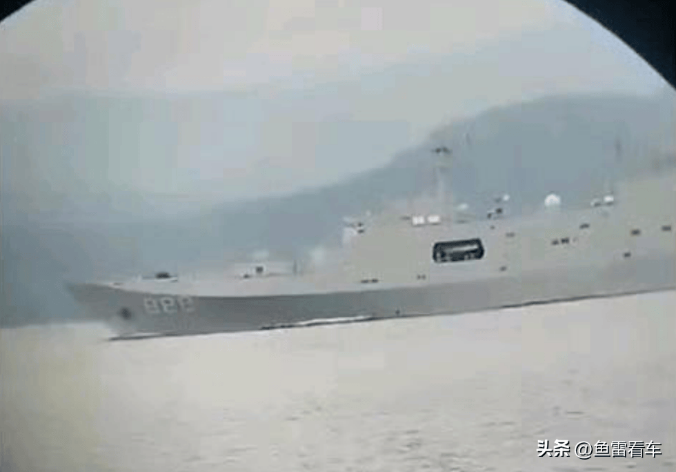 两艘万吨巨舰即将南海碰面?071型船坞登陆舰昨日通过巴斯兰海峡