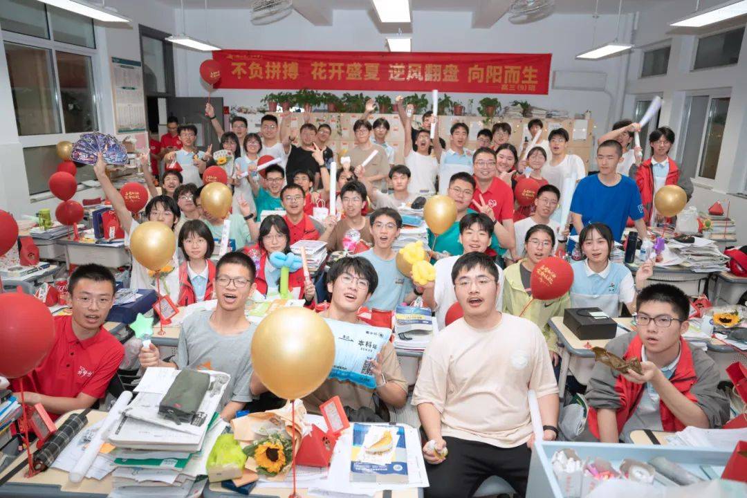 江山市滨江高级中学高考首日,江山市滨江高级中学的老师们身穿红衣,拉