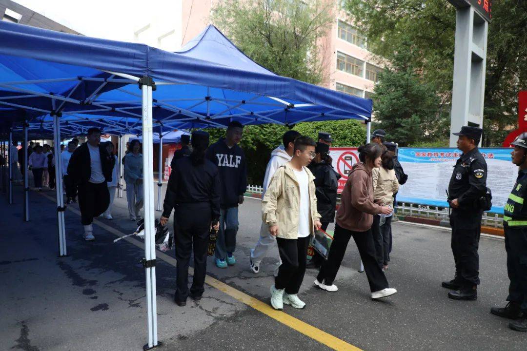 记者在大通二中,桥头第二小学,朔山中学考点外看到,考生们个个精神