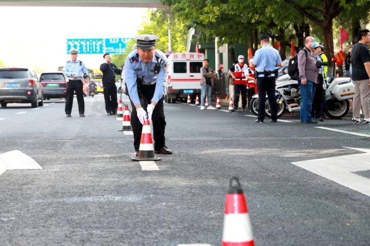高考首日，哈尔滨2100余名交警为学子撑起“安全伞”