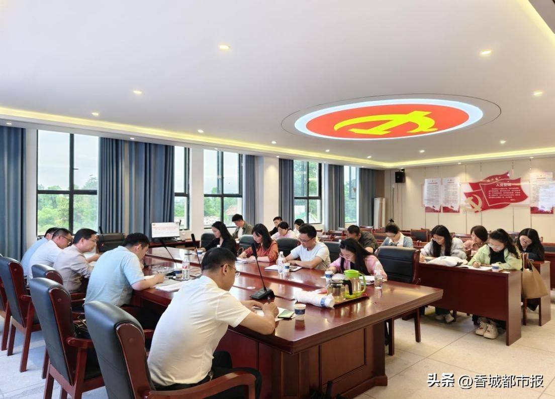 通城县高中语文中青年教师优质课暨县级"咸宁好课堂"评选活动决赛在