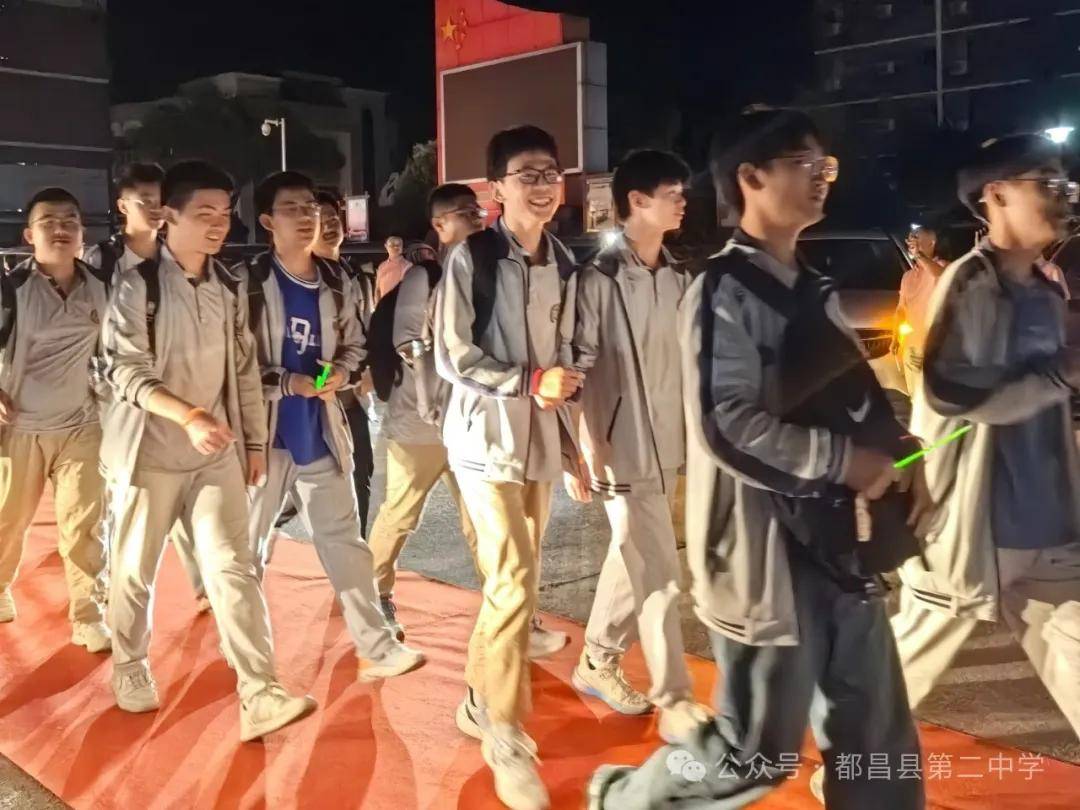 最后一个晚自习!都昌二中亮灯为高三学子送行