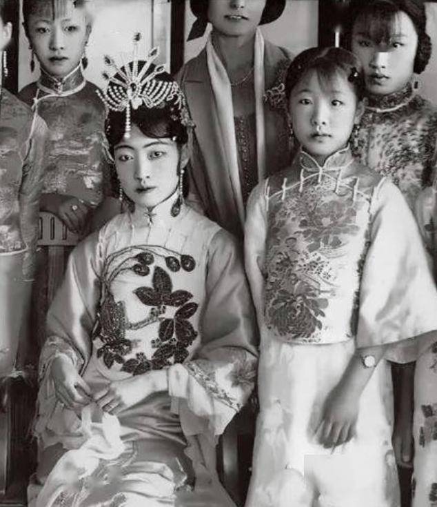 工作人员收拾遗物时,惊呼一声:她竟然如此尊贵_王敏彤_溥仪_母亲