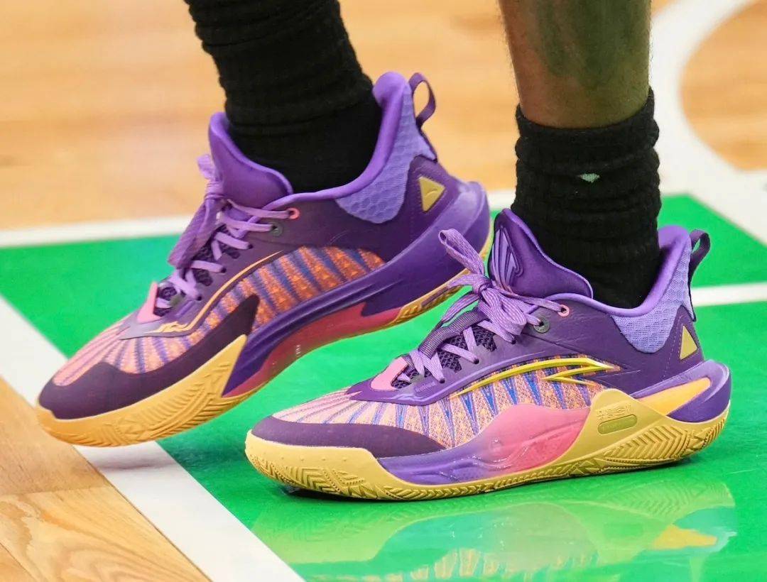 欧文父亲「签名鞋」官宣!上脚图曝光!