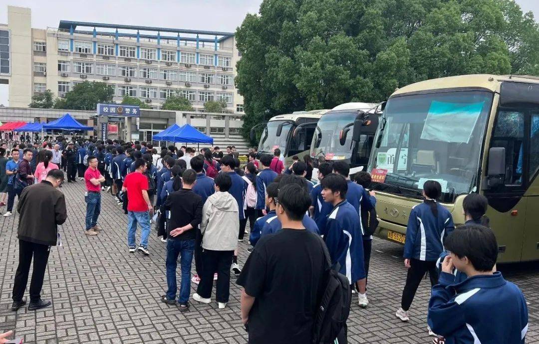 考老师们和家长老师们送上美好祝福效实中学白杨校区寓意着"妙笔生花