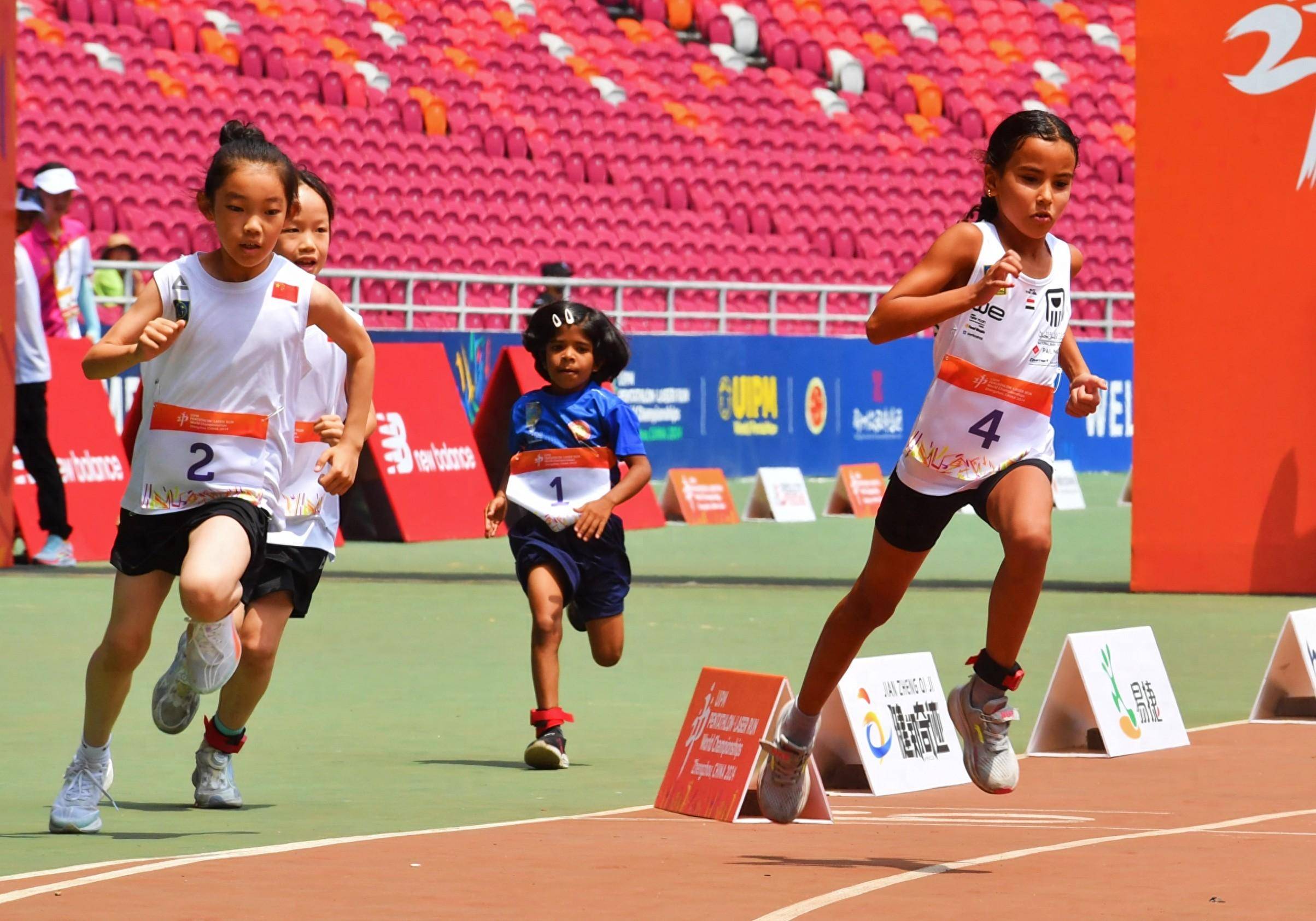 郑州双世锦赛第一天 7岁埃及小姑娘夺得首金
