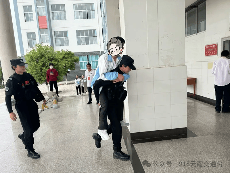 石林一中考点,两名考生因伤无法独立行走,执勤民警迅速上前,将两名