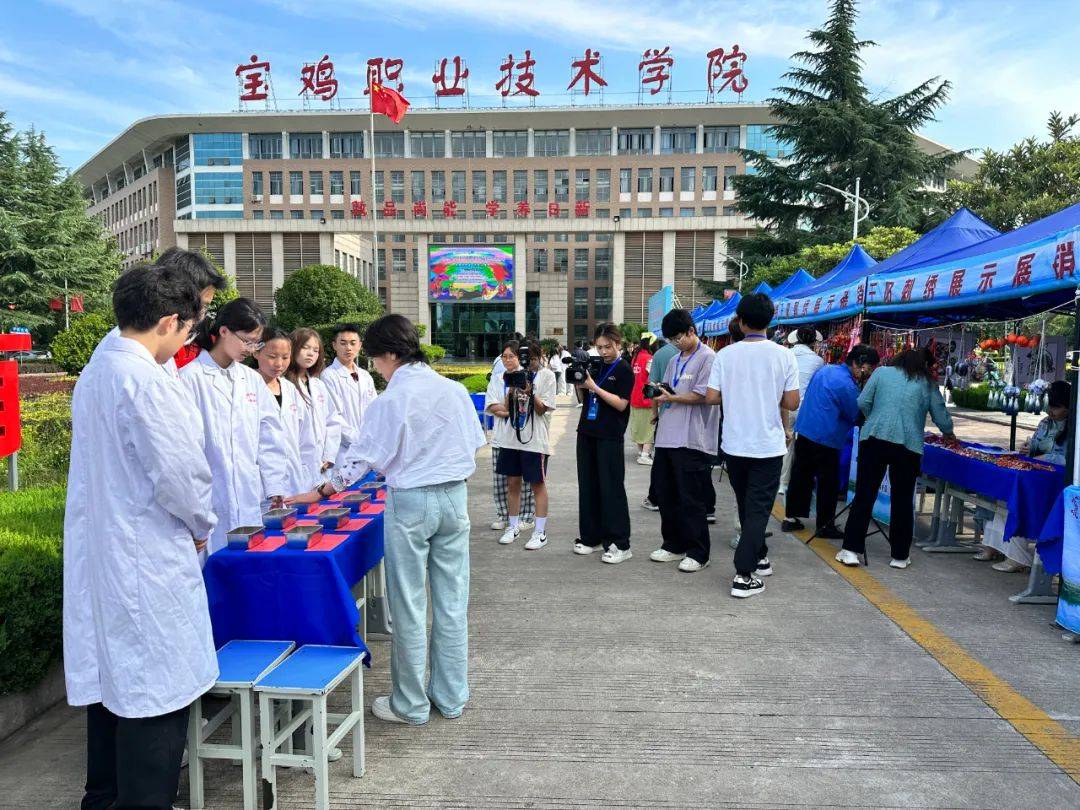 非遗刺绣进校园 校地融合促发展