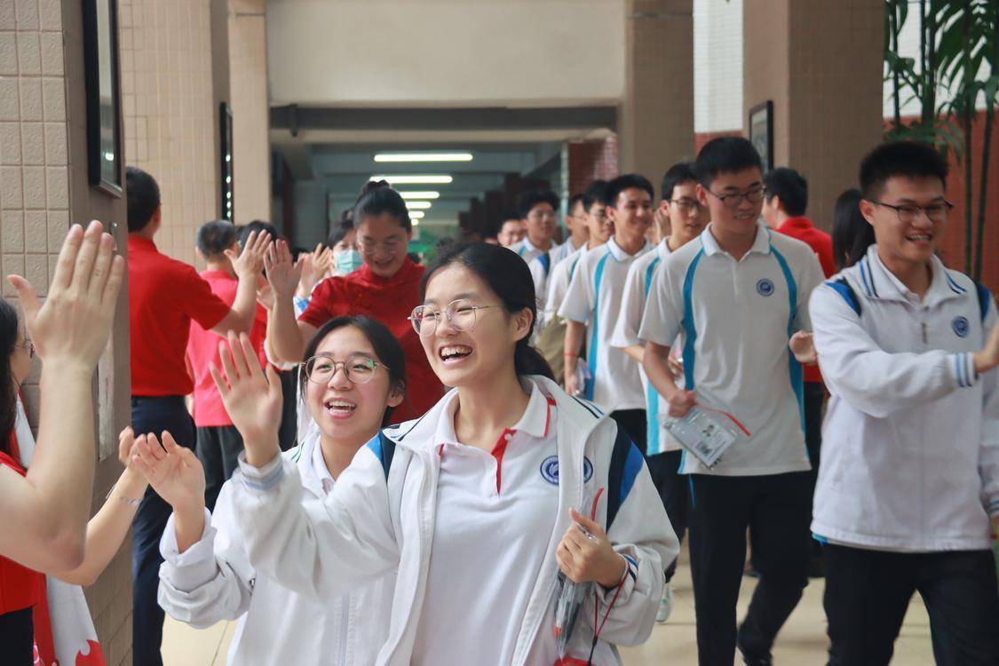 图集|十二年蓄力待发,一个拥抱祝愿学子高考"开门红"!