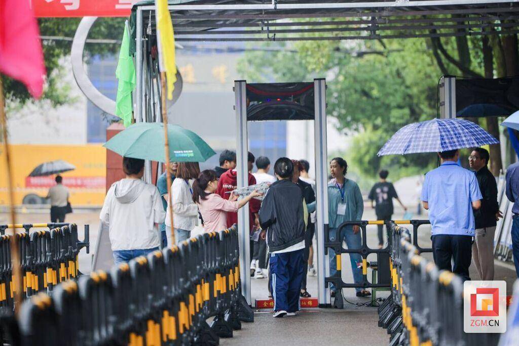 滚动报道!镜头直击2024自贡高考第一现场