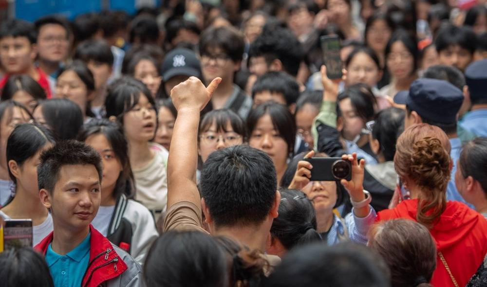 6月7日,位于渝中区的重庆二十九中学,考场外的家长竖起大拇指迎接